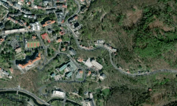 Smírčí kříž (Karlovy Vary, 1000144458) – letecký pohled