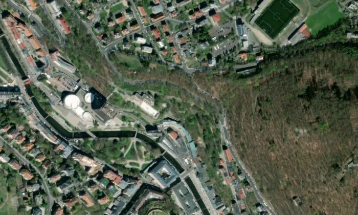 Socha Karla IV. (Karlovy Vary, 1739) – letecký pohled