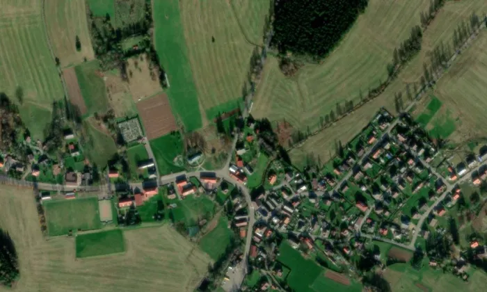Socha svatého Floriána před kostelem v Kameničkách – letecký pohled