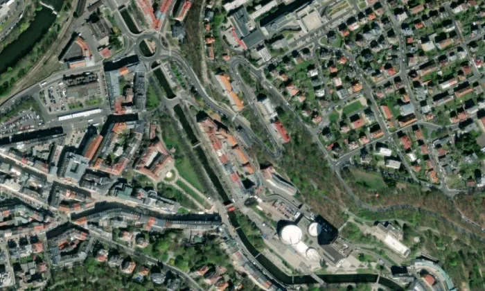 Socha svatého Jana Nepomuckého (Karlovy Vary, 1728) – letecký pohled