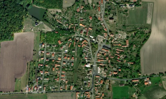 Socha svatého Jana Nepomuckého (Mcely) – letecký pohled