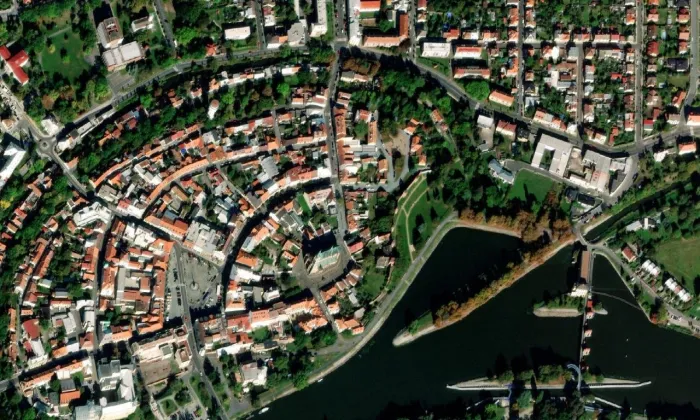 Socha svatého Jana Nepomuckého na Kostelním náměstí – letecký pohled