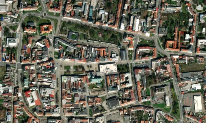 Socha svatého Jana Nepomuckého na náměstí T. G. Masaryka v Prostějově – letecký pohled