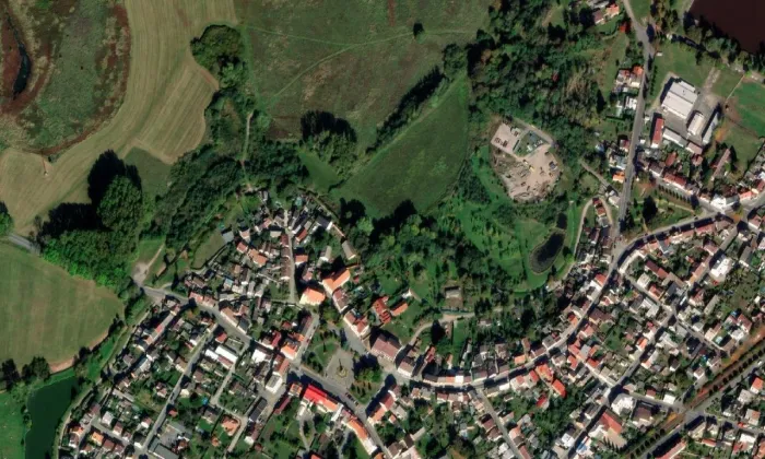 Socha svatého Jana Nepomuckého v Bakově nad Jizerou – letecký pohled