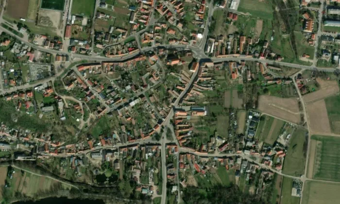Sousoší Panny Marie, svatého Šebestiána a svatého Jana Nepomuckého – letecký pohled