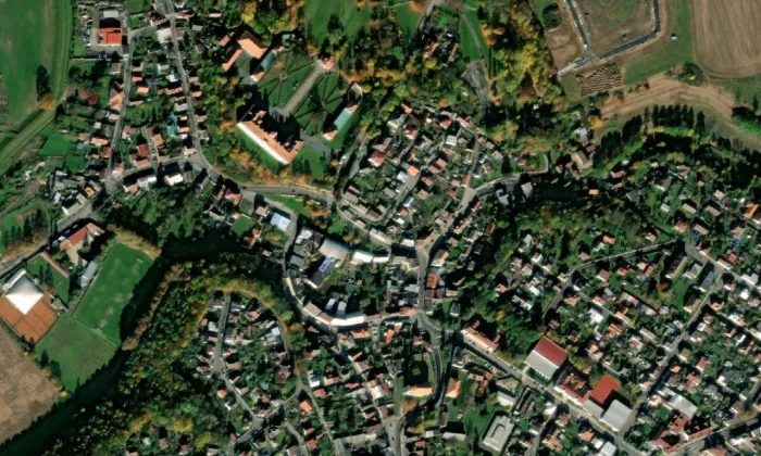 Sousoší svatého Jana Nepomuckého s anděly, svatého Floriána a svaté Barbory – letecký pohled