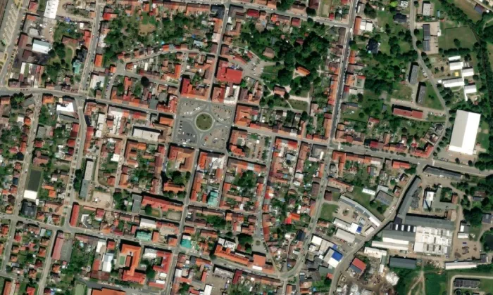 Spořitelna a muzeum – letecký pohled
