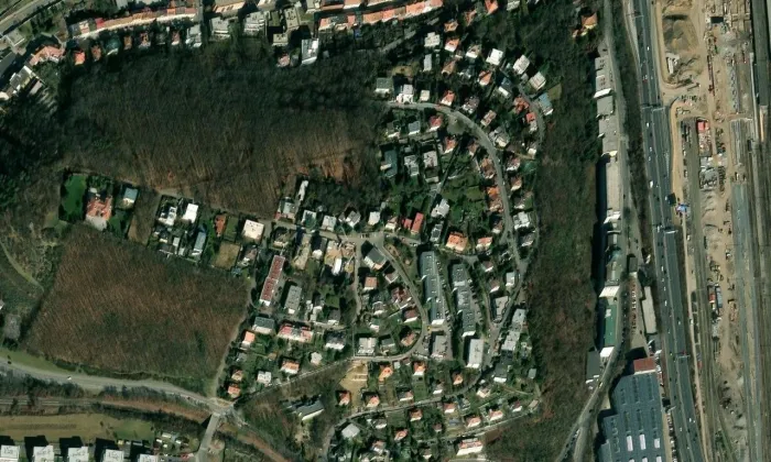 Starý židovský hřbitov na Smíchově – letecký pohled