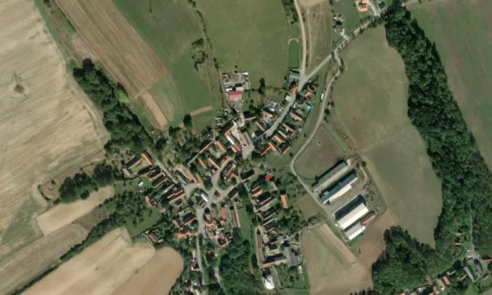 Stodola a brána usedlosti čp. 2 – letecký pohled