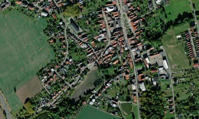 Synagoga v Golčově Jeníkově – letecký pohled