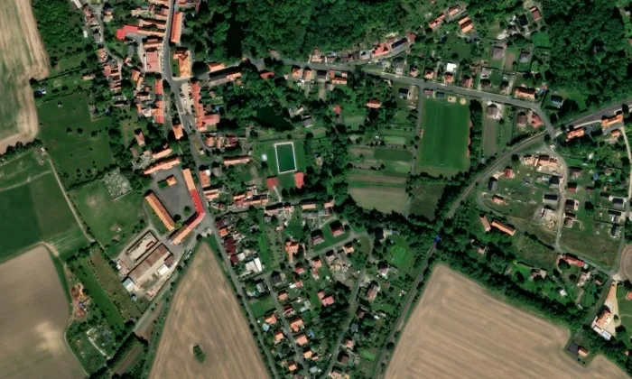 Synagoga v Třebívlicích – letecký pohled