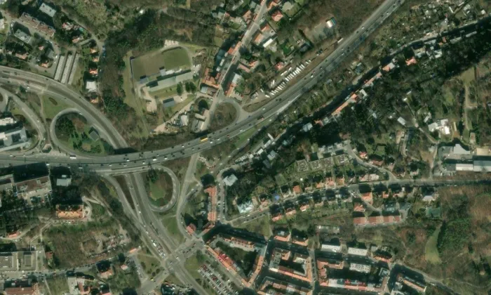 Terasa domu Na stráži 11 se sochařskou výzdobou a altánem – letecký pohled