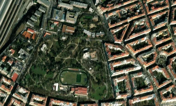 Trojstranný obelisk v Riegrových sadech na Vinohradech – letecký pohled