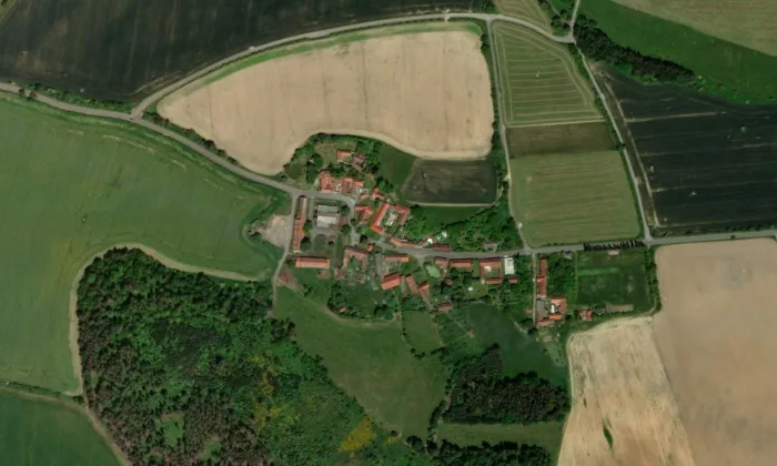 Tvrz Chocholatá Lhota – letecký pohled