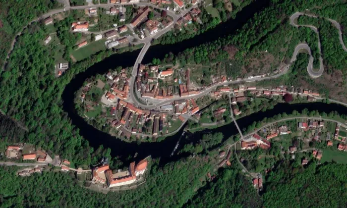 vodní mlýn čp. 57 ve Vranově nad Dyjí – letecký pohled