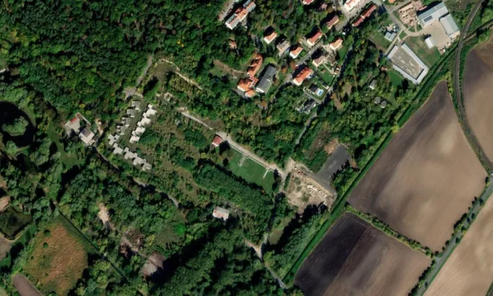 Vojenský hřbitov (Milovice) – letecký pohled