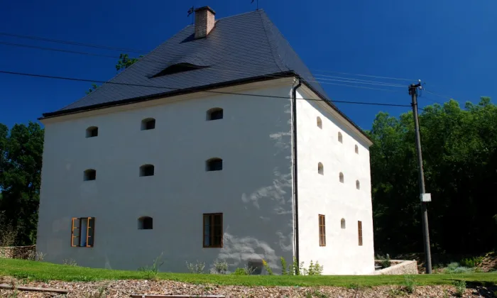 Sýpka na místě bývalé tvrze, zbytky příkopu a valu