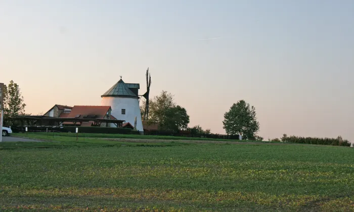 Větrný mlýn (Lesná)