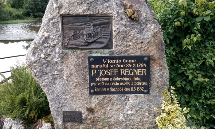 vodní mlýn a mandl
