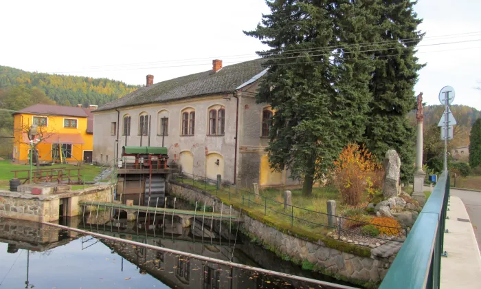 vodní mlýn a mandl