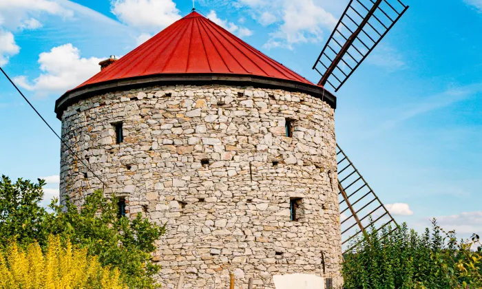 větrný mlýn (Ostrov u Macochy)