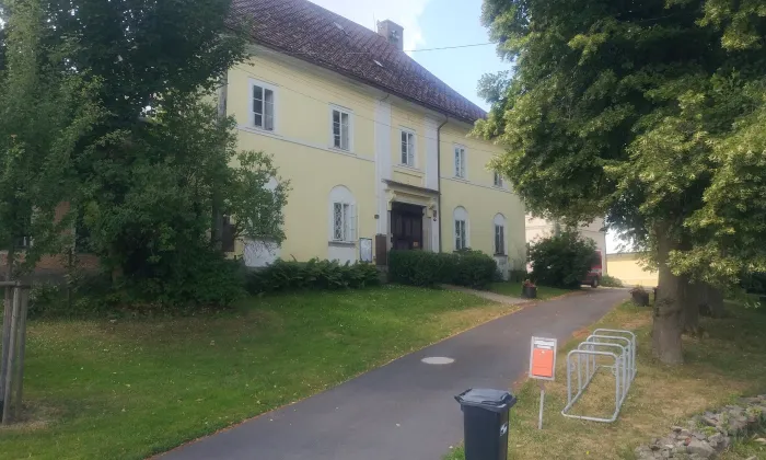 Fara s hospodářskými budovami