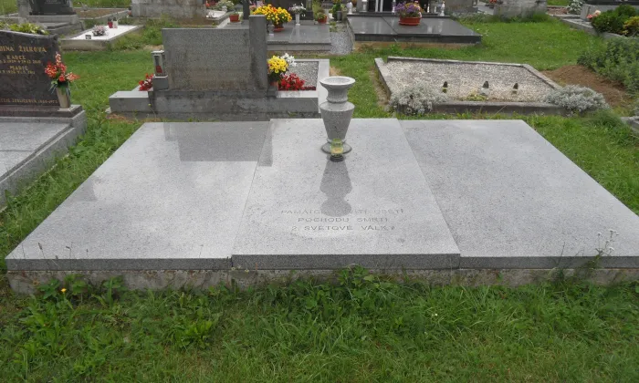 Hrob a pomník obětem pochodu smrti