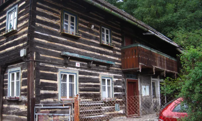Hřbitov se zvonicí a sloupem