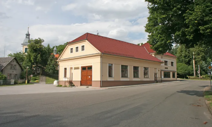 Krucifix s kamenným ohrazením
