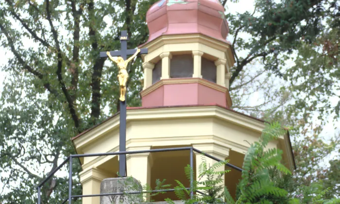Kříž a pavilon Karlův stánek