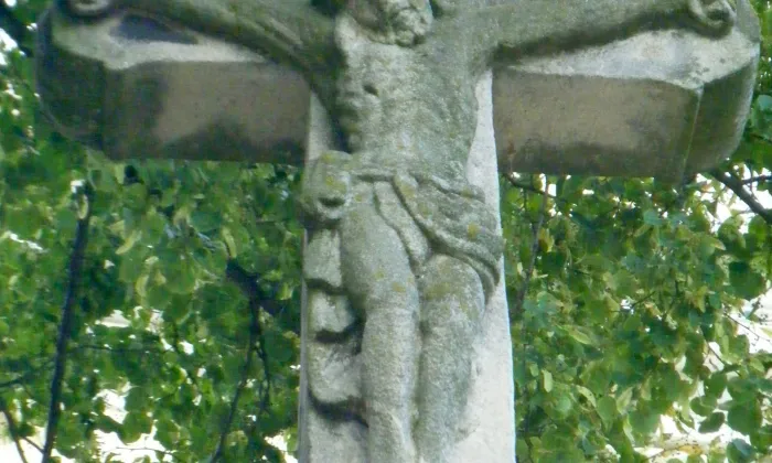 Kříž u kostela