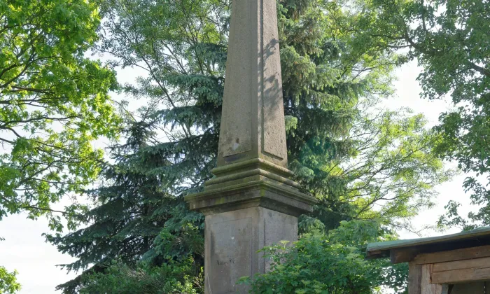 Obelisk se sochami