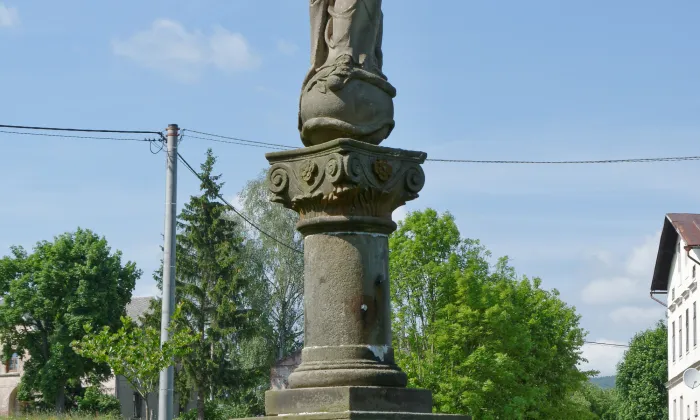 Obelisk se sochami