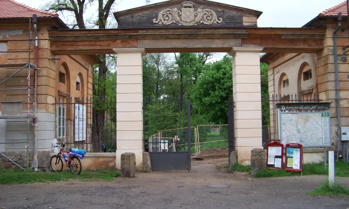 Pohřební kaple svatého Kříže (Veltrusy)