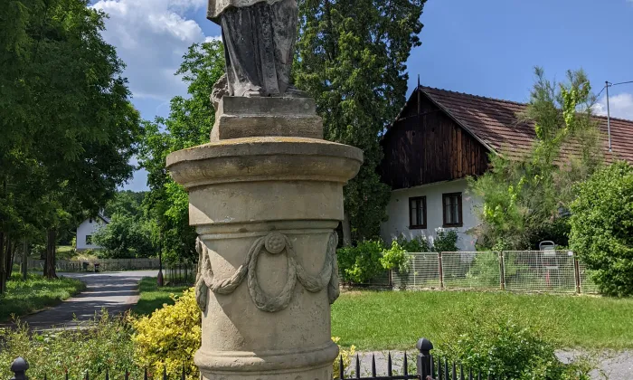 Socha svatého Jana Nepomuckého (Mcely)