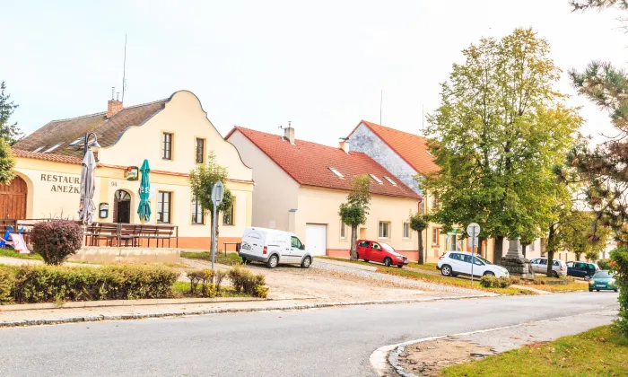 Socha svatého Jana Nepomuckého (Sezemice)