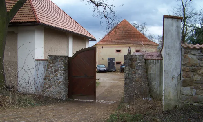 Zemědělský dvůr Chaby čp. 1