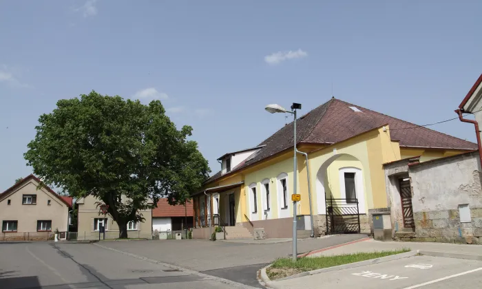 boží muka u hřbitova v Holohlavech