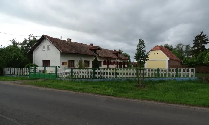 kříž proti pomníku v Chotěšicích