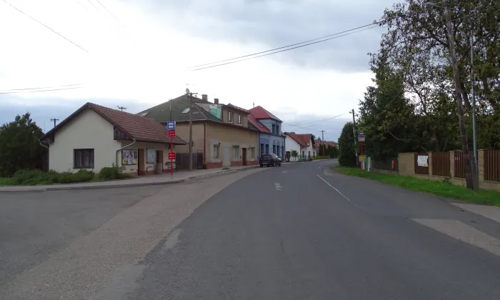 kříž proti pomníku v Chotěšicích