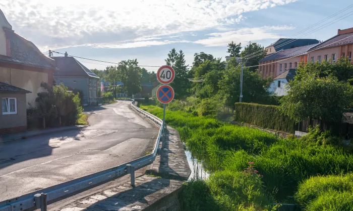 most Partyzánské ulice přes Budišovku v Budišově nad Budišovkou