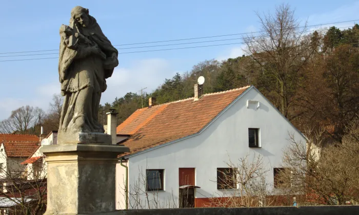 most přes Bakovský potok v Sazené