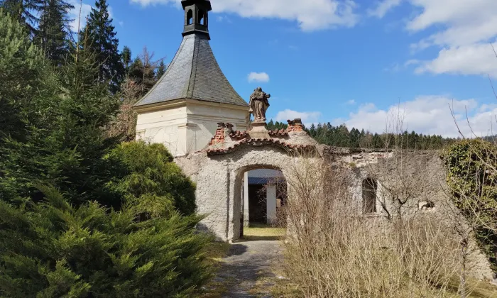 poutní kaple svaté Anny s lázněmi a křížovou cestou na Studenci v Rožmberku nad Vltavou