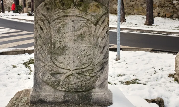 sloup se sochou Panny Marie a kašna