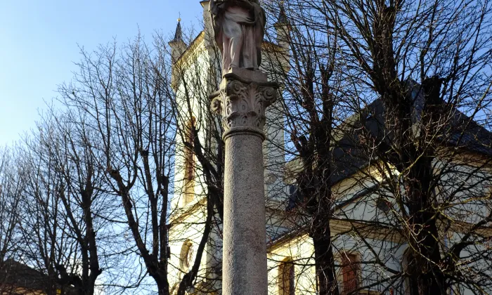 sloup se sochou Panny Marie a kašna
