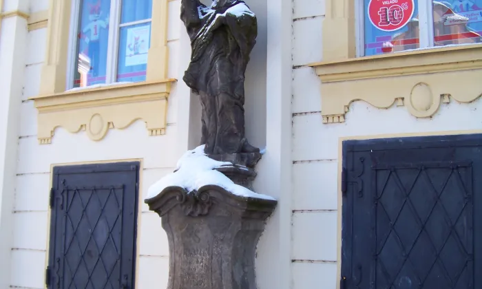 V Kopečku 19 se sochou svatého Jana Nepomuckého