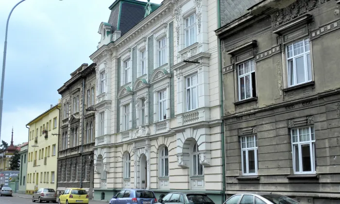 Vila čp. 893 s bránou, schodištěm a ohradní zdí
