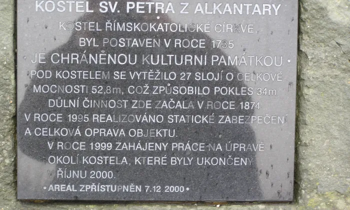 Mariánský sloup u kostela svatého Petra z Alkantary