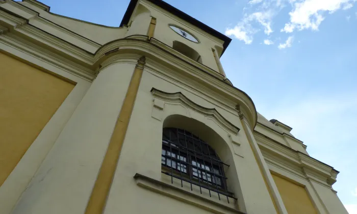 Mariánský sloup u kostela svatého Petra z Alkantary