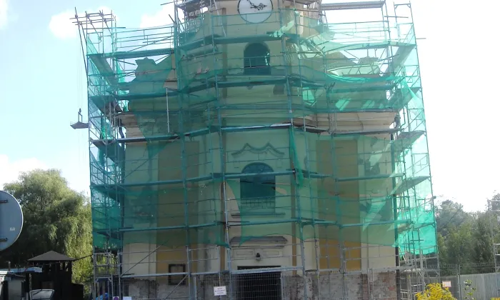 Mariánský sloup u kostela svatého Petra z Alkantary